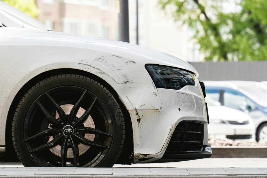 車のキズ・ヘコミは直さず売るべき？修理費用が無駄になる理由をプロが解説