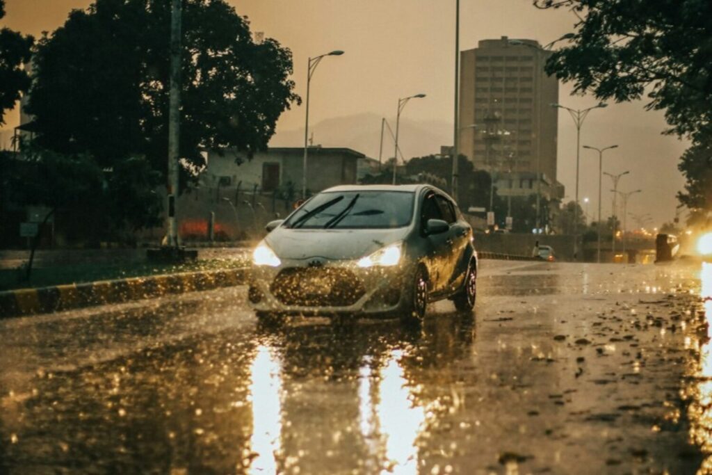 水没車・雹（ひょう）害車は修理せず売るべき？処分費用ゼロで現金化する専門業者の選び方