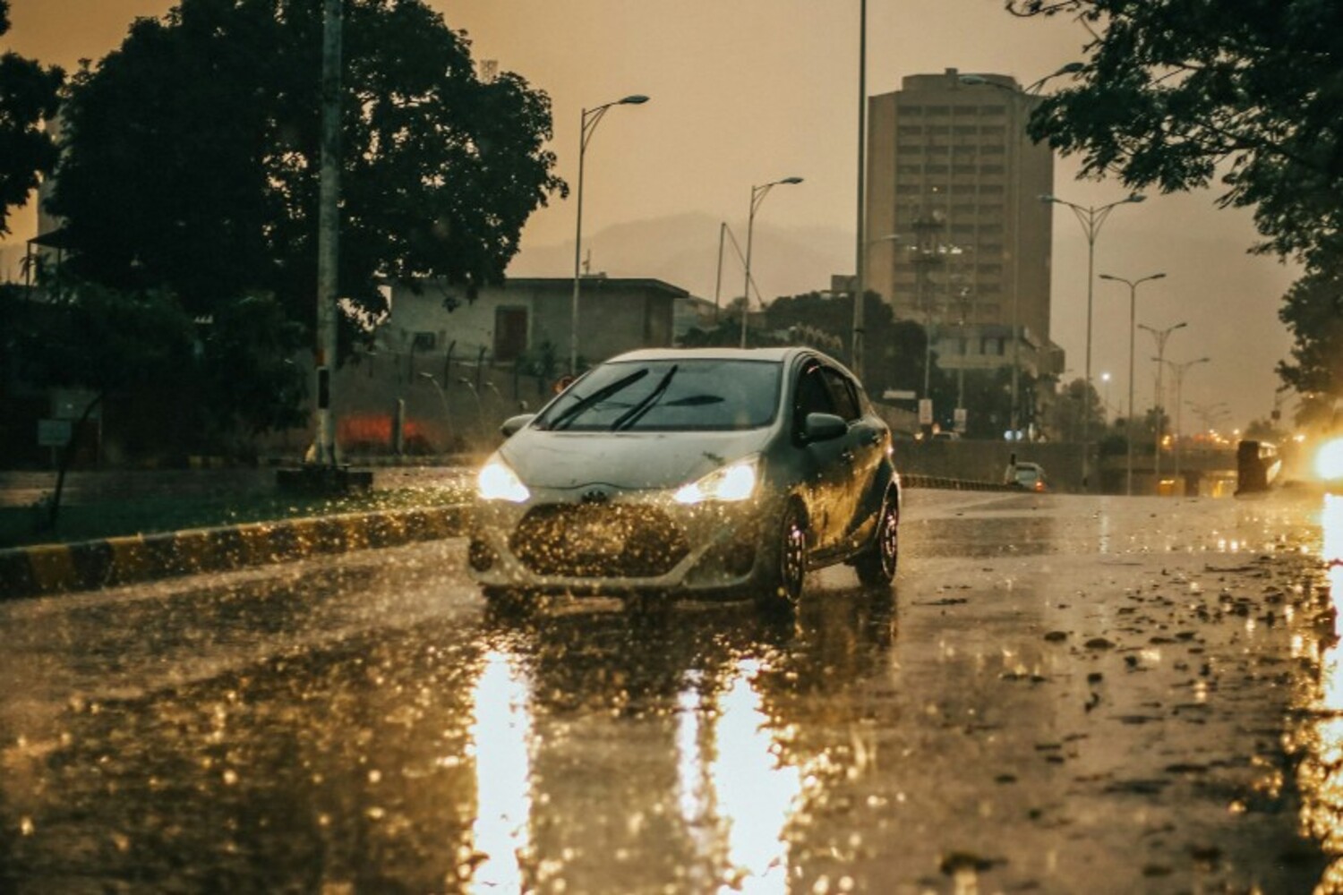 水没車・雹（ひょう）害車は修理せず売るべき？処分費用ゼロで現金化する専門業者の選び方